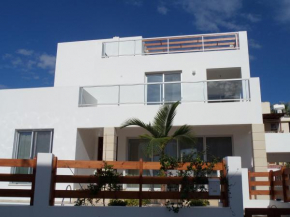 Modern villa, 4 bedrooms, private pool, close to Coral bay strip